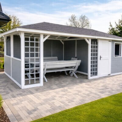 Altana drewniana z narzędziownią szara z białymi elementami