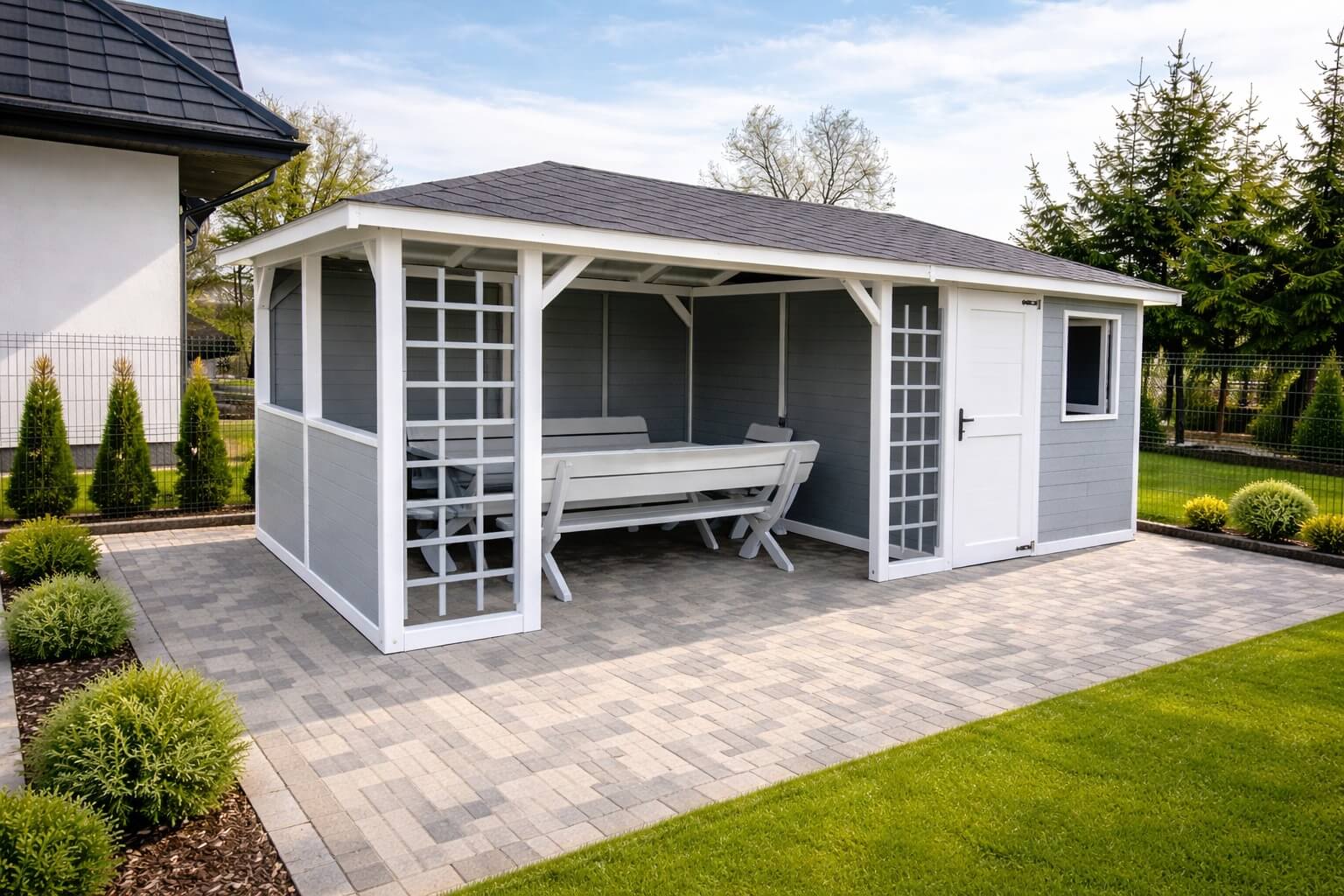 Altana drewniana z narzędziownią szara z białymi elementami