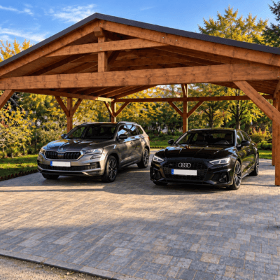 drewniany carport dwa samochody kostka brukowa zieleń drzewa