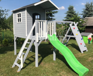 drewniany plac zabaw z domkiem zjeżdżalnią i ścianką wspinaczkową