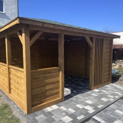 drewniana altana ogrodowa na podmurówce z kostką brukową